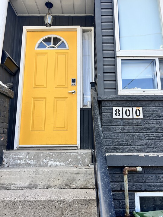 800 Pape Av in Toronto, ON - Building Photo