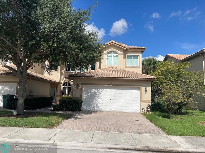 5031 Madison Lakes Cir W in Davie, FL - Building Photo