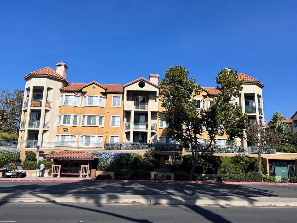 1950 Camino De La Reina in San Diego, CA - Foto de edificio