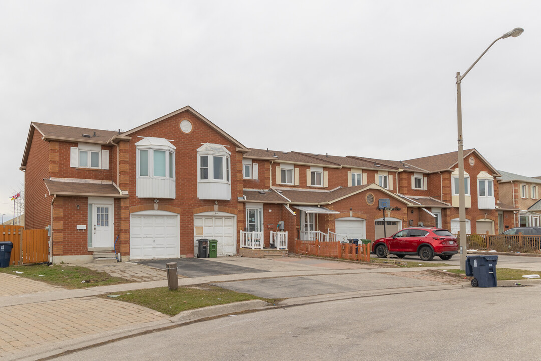 136-144 Robbinstone Dr in Toronto, ON - Building Photo
