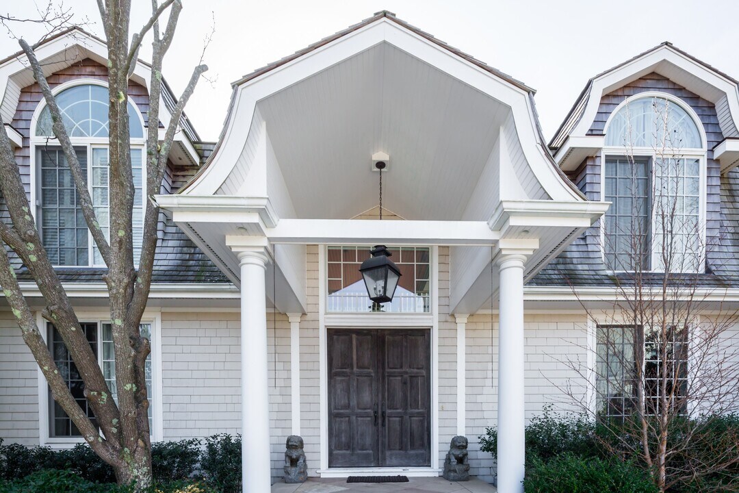 225 Downs Path in Southampton, NY - Building Photo