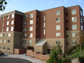 Village Place Apartments in Duluth, MN - Foto de edificio - Building Photo
