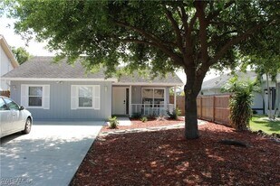 858 97th Ave N in Naples, FL - Building Photo