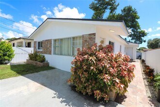 2126 NW 47th Terrace in Miami, FL - Building Photo - Building Photo