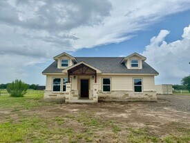 1075 County Rd 678 E in Natalia, TX - Building Photo