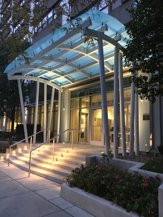 Belmont Tower Apartments in Chicago, IL - Building Photo