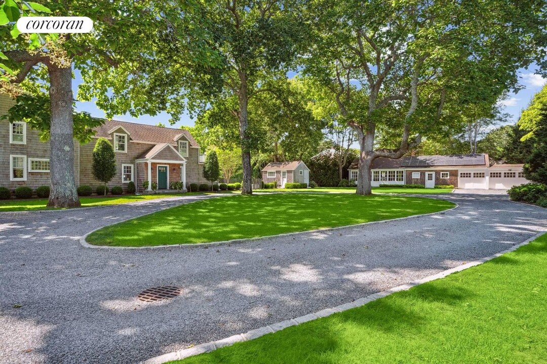 137 Montauk Hwy in Quogue, NY - Building Photo