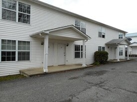 215 Deer Ridge Trail Apt B, Unit C in Tazewell, VA - Building Photo