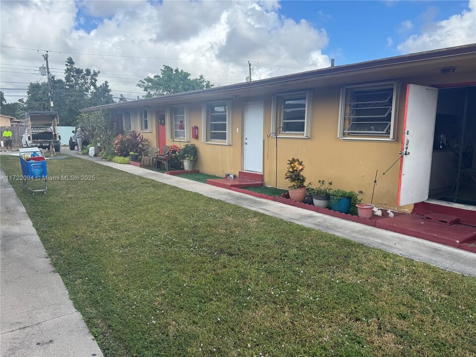 1023 W 29th St in Hialeah, FL - Building Photo