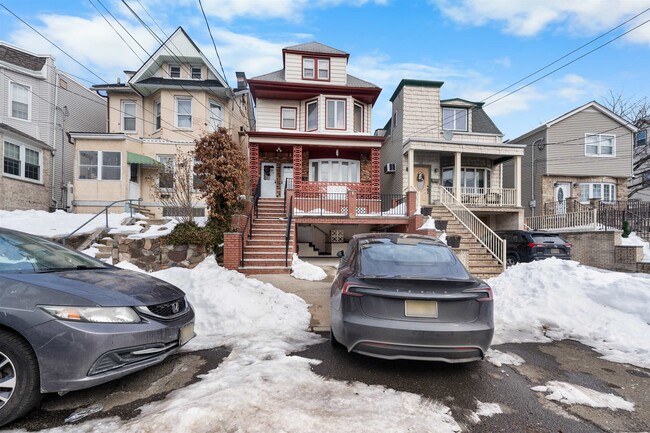 property at 43 E 43rd St