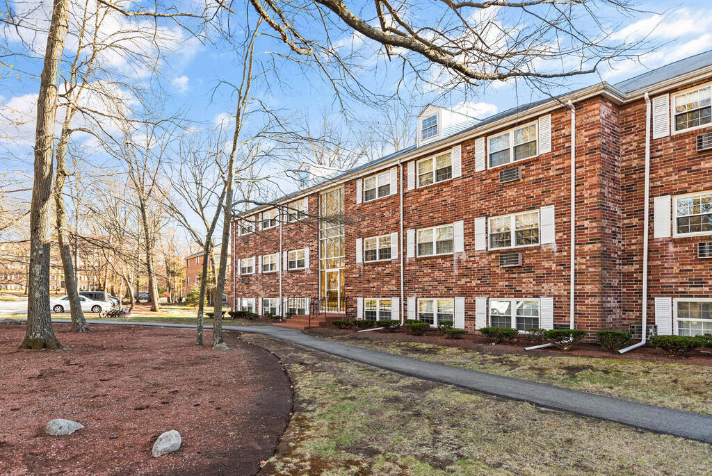 101 Edgelawn Ave in North Andover, MA - Building Photo