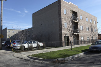 6112 W Diversey Ave in Chicago, IL - Foto de edificio - Building Photo