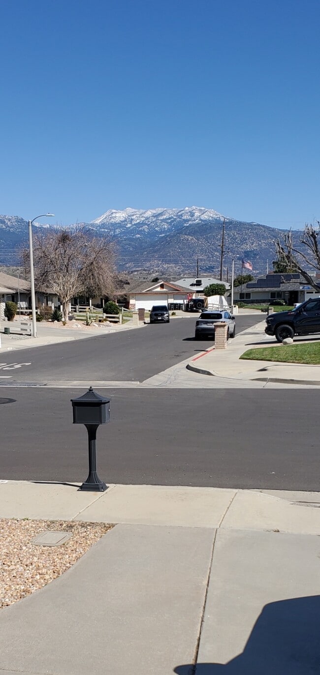 1055 Corwin Pl in Hemet, CA - Foto de edificio - Building Photo