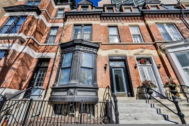 property at 1851 N Lincoln Ave