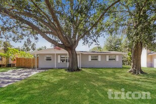 4000 Berkshire Dr in Sarasota, FL - Building Photo