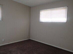 229 Kashmir Ln in Ridgecrest, CA - Foto de edificio - Building Photo