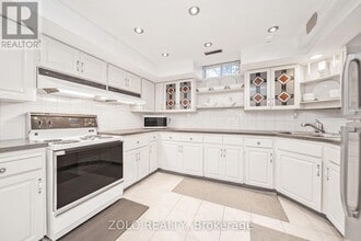 8 Enchanted Ct in Brampton, ON - Building Photo - Building Photo