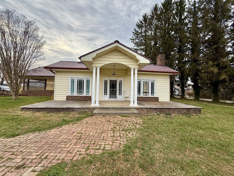 2703 Old Spartanburg Rd in East Flat Rock, NC - Building Photo