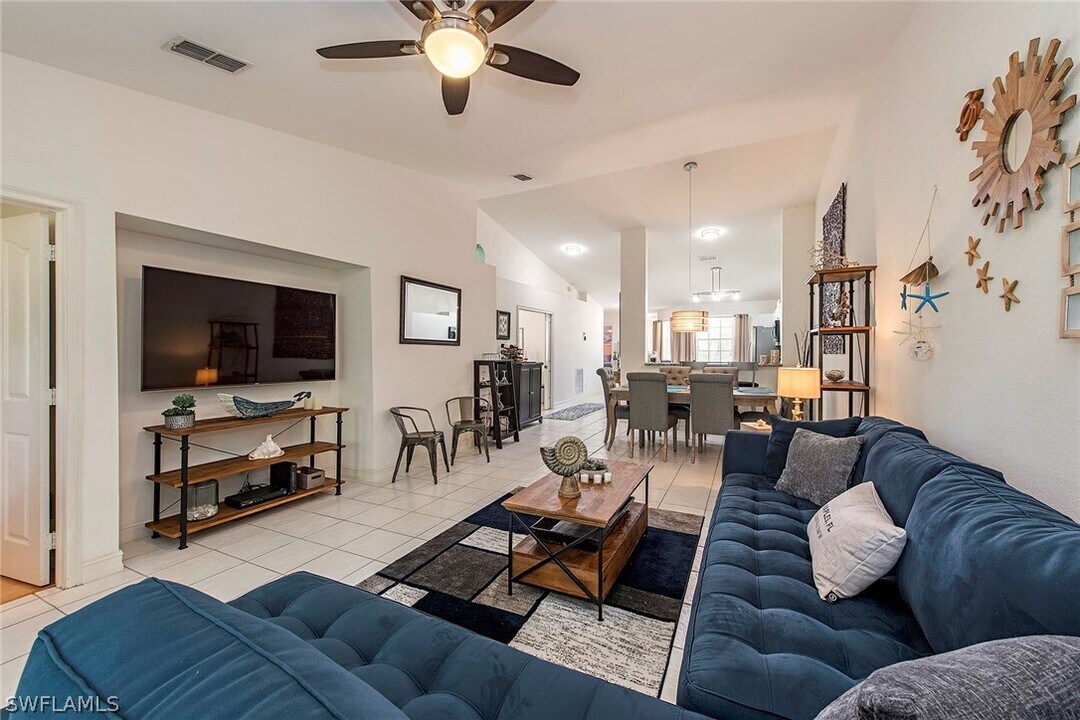 640 Luisa Ln in Naples, FL - Building Photo