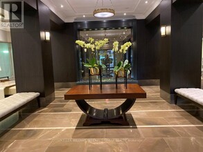 80-880 Yorkville Ave in Toronto, ON - Building Photo - Building Photo
