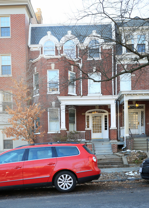 2608 Cathedral Ave NW in Washington, DC - Foto de edificio