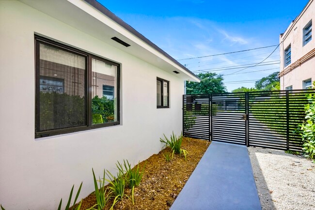 21-23 NW 52nd St in Miami, FL - Building Photo - Building Photo