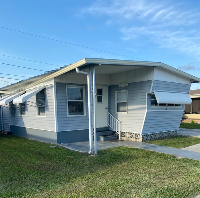 property at 915 49th Ave Terrace W