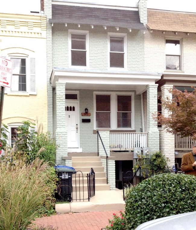 902 I St SE