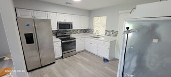 2498 Lakeshore Cir in Port Charlotte, FL - Building Photo