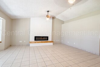 520 Windcove Pl in Bakersfield, CA - Building Photo - Building Photo