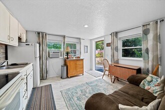 512 Madison Ave, Unit Beachy Hideaway in Cape Canaveral, FL - Building Photo - Building Photo