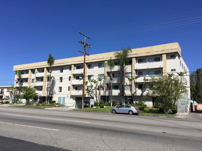 Victory Palms Apartments in North Hollywood, CA - Foto de edificio - Building Photo