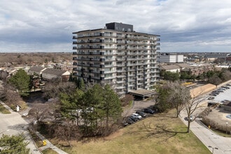 Providence Drive Towers in Southfield, MI - Building Photo - Building Photo