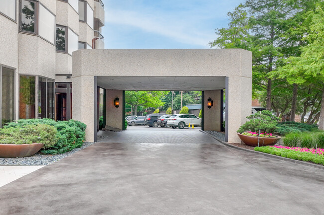 La Tour Condominiums in Dallas, TX - Foto de edificio - Building Photo