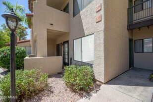 7008 E Gold Dust Ave in Paradise Valley, AZ - Building Photo