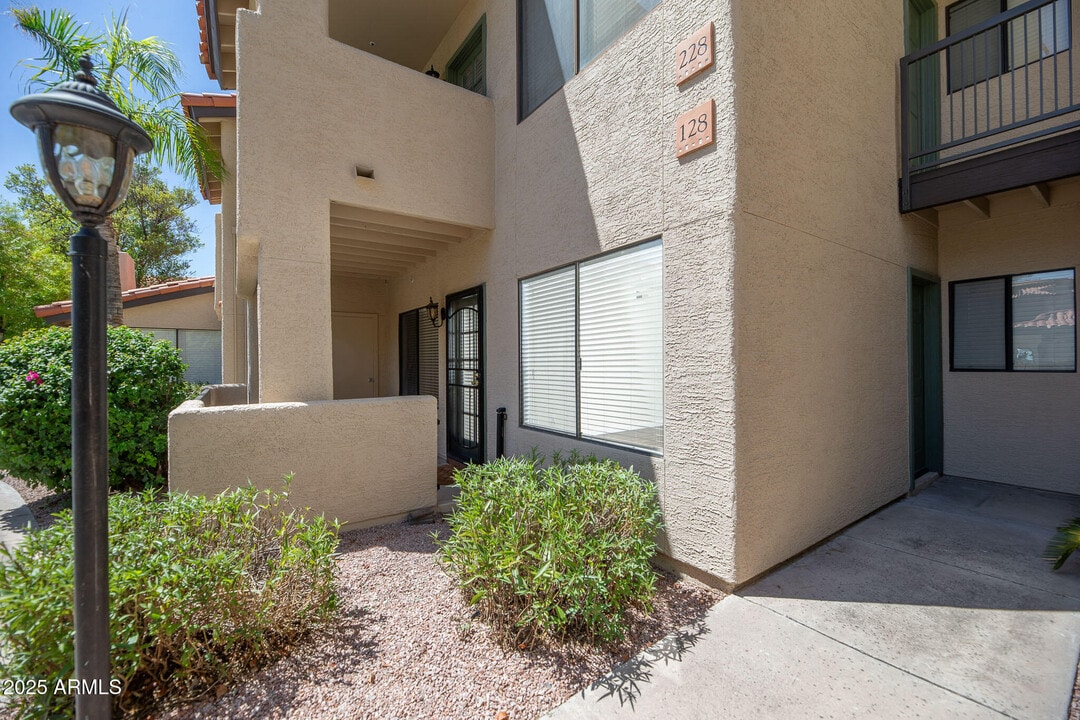 7008 E Gold Dust Ave in Paradise Valley, AZ - Building Photo