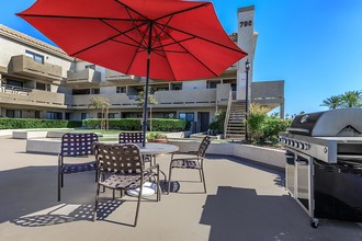 Glenoaks Terrace Apartments in Anaheim, CA - Foto de edificio - Building Photo