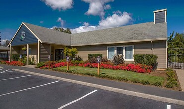 Pioneer Ridge Apartments in Oregon City, OR - Foto de edificio - Building Photo