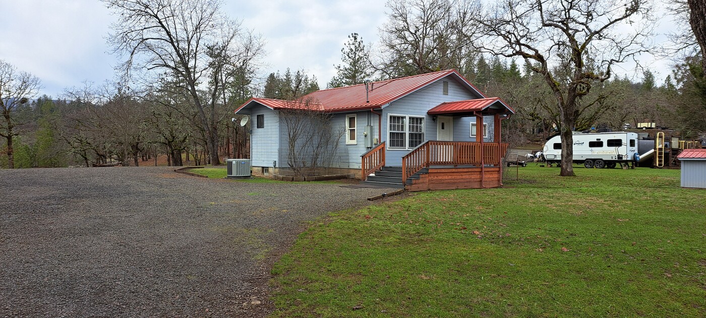 20525 Sawyer Rd in Shady Cove, OR - Building Photo