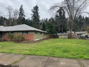 938 Madison St in Silverton, OR - Building Photo - Building Photo