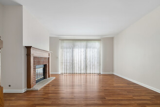 303 Glen Leven Ct in Schaumburg, IL - Building Photo - Building Photo