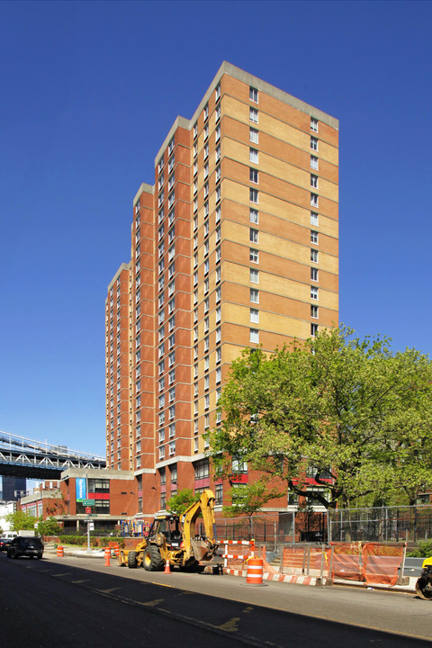 Two Bridges Tower in New York, NY - Building Photo