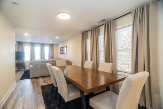 2927 W Lyndale St in Chicago, IL - Building Photo - Building Photo