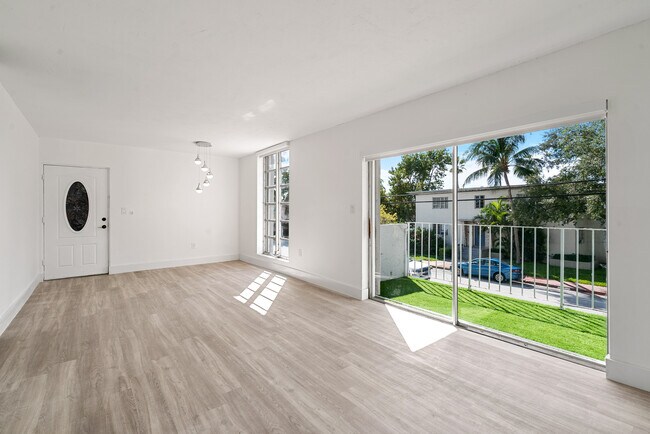 8305 Crespi Blvd, Unit 2D in Miami Beach, FL - Building Photo - Building Photo