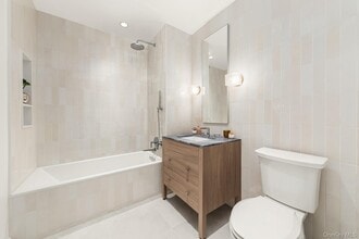 30-55 Vernon Blvd in New York, NY - Building Photo - Building Photo