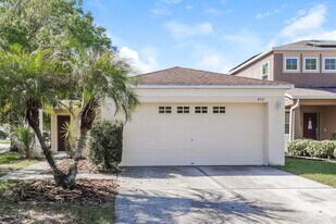 402 Maple Pointe Dr in Seffner, FL - Building Photo