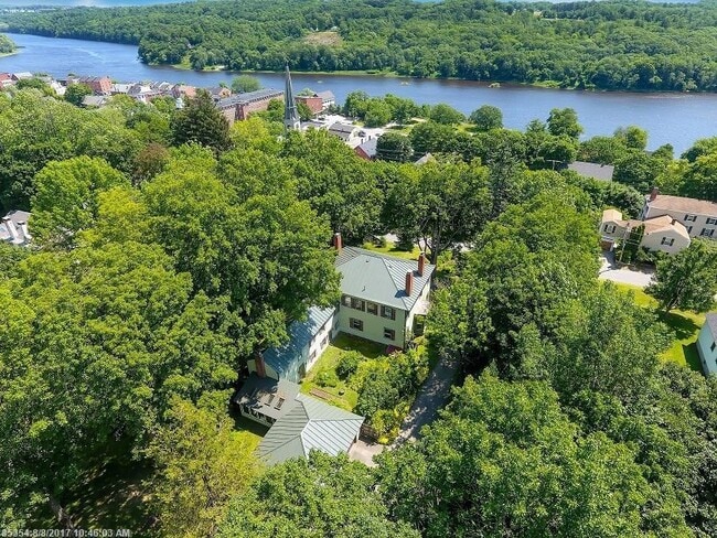 1 Summer St, Unit Bedroom 5 in Hallowell, ME - Foto de edificio - Building Photo
