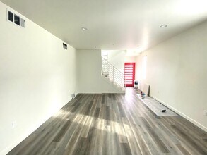 2409 1/2 Ridgeley Dr in Los Angeles, CA - Foto de edificio - Building Photo