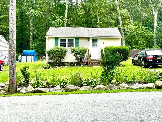 8 Jennings Rd in Oak Ridge, NJ - Foto de edificio - Building Photo