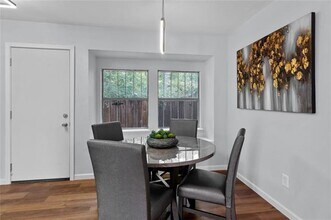 212 Creek Cove Dr in Dallas, TX - Building Photo - Building Photo